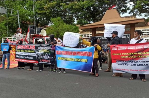 Ratusan warga masyarakat Blora menggelar aksi unjuk rasa penolakan hasil tes ujian seleksi Perangkat Desa (Perades) di Kabupaten Blora, lantaran merasa banyak kejanggalan dan banyak kecurangan yang terjadi.