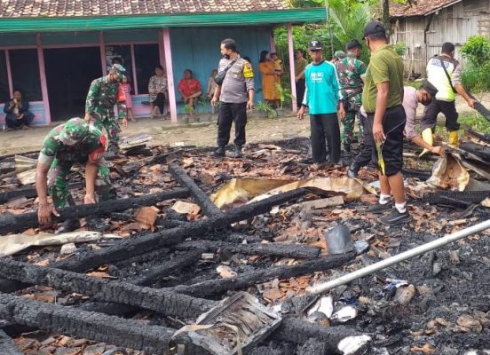 Rumah kosong milik Sumari (43) Dukuh Ngembag Rt.001 Rw.005 Desa Gabusan Kecamatan Jati, Kabupaten Blora ludes terbakar, diduga akibat korsleting listrik dari colokan yang berada di dekat kamar mandi, Jumat (28/01) dini hari.