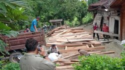Kayu jati kurang lebih sebanyak empat truk yang diduga ilegal diamankan petugas Perhutani Kesatuan Pemangkuan Hutan (KPH) Randublatung. Ratusan kayu jati berbagai ukuran itu dari sebuah rumah di Dusun Gejek, Desa Kepoh, Kecamatan Jati, Kabupaten Blora.