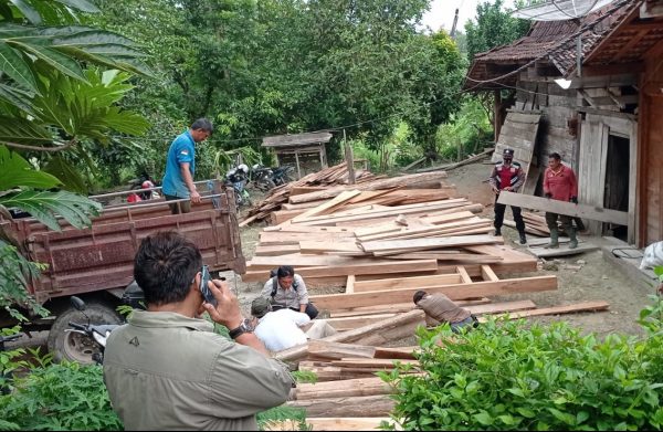 Kayu jati kurang lebih sebanyak empat truk yang diduga ilegal diamankan petugas Perhutani Kesatuan Pemangkuan Hutan (KPH) Randublatung. Ratusan kayu jati berbagai ukuran itu dari sebuah rumah di Dusun Gejek, Desa Kepoh, Kecamatan Jati, Kabupaten Blora.