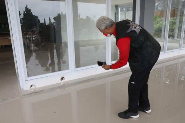 Gubernur Jawa Tengah, Ganjar Pranowo saat melakukan sidak proyek pembangunan di SMAN Tawangmangu menemukan tembok palsu. Tembok tersebut jebol ketika ditendang Ganjar.