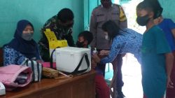 Kegiatan vaksinasi Covid-19 untuk anak-anak digelar di Sekolah Dasar IT NU Walisongo Desa Wado Kecamatan Kedungtuban, Senin (17/01). Beberapa anak yang takut di suntik mencoba ditenangkan oleh anggota TNI dan Polri.