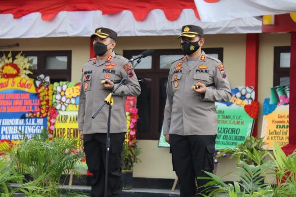 Polres Blora Polda Jawa Tengah gelar Apel Farewell and Welcome Parade pisah sambut Kapolres Blora dari Pejabat lama AKBP Wiraga Dimas Tama kepada Pejabat baru AKBP Aan Hardiansyah. Apel digelar secara sederhana di Mapolres Blora, Selasa (11/01) pagi.