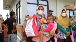 Puluhan warga Desa Kalinanas, Kecamatan Japah, Kabupaten Blora dan sekitarnya, mendapat bantuan sembako langsung dari Presiden RI, Joko Widodo di sela peresmian Bendungan Randugunting, Rabu (05/01) siang.