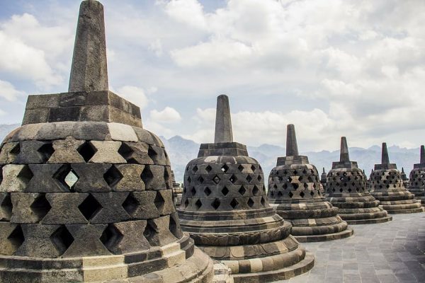 Empat candi di Daerah Istimewa Yogyakarta (DIY), yakni Candi Borobudur, Prambanan, Pawon serta Mendut telah disepakati untuk kembali menjadi tempat peribadatan Kaum Hindu dan Budha.