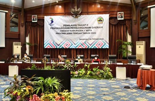 Plt. Kepala Badan Perencanaan Pembangunan Daerah (Bappeda) Blora, Rini Setyowati memaparkan beberapa poin materi program dan capaian pembangunan daerah tahun 2021 sebagai dasar penilaian penghargaan di depan tim penilai Bappeda Jateng.