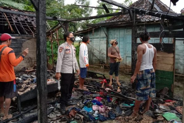 Kebakaran menimpa rumah milik Lestari Budi Utomo (31) warga Desa Kodokan, Kecamatan Kunduran, Kabupaten Blora, diduga akibat korsleting listrik. Rumah dari kayu membuat api cepat membakar sebelum petugas pemadam kebakaran tiba di lokasi.