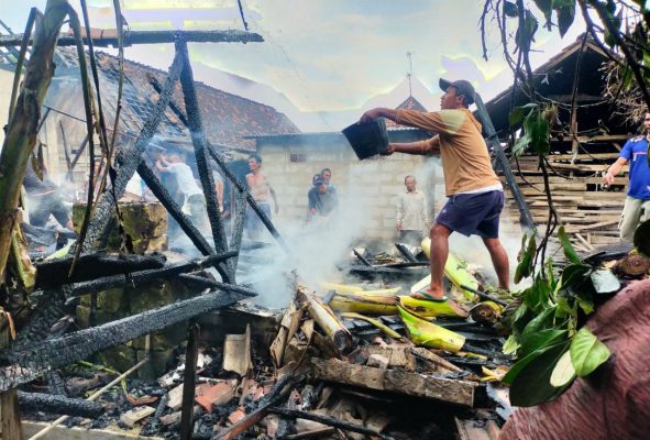 Beberapa saat setelah kebakaran di Desa Kodokan, Kecamatan Kunduran, kebakaran kembali menimpa rumah warga milik Kartini (55) Dukuh Goito RT 003, RW 001, Desa Mendenrejo, Kecamatan Kradenan, Kabupaten Blora, Rabu (23/02) sekira pukul 17.00 WIB.