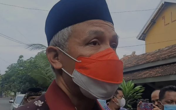 Gubernur Jawa Tengah, Ganjar Pranowo mengomentari polemik pada proses pengisian Perangkat Desa (Perades) di Kabupaten Blora, melibatkan194 dengan jumlah formasi 857 jabatan.