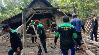 Pimpinan Anak Cabang (PAC) Gerakan Pemuda (GP) Ansor Kecamatan Ngawen menggelar bakti sosial bedah rumah dan penanaman seribu pohon di Dusun Gesik, Desa Sumberejo, Kecamatan Ngawen, Kabupaten Blora.