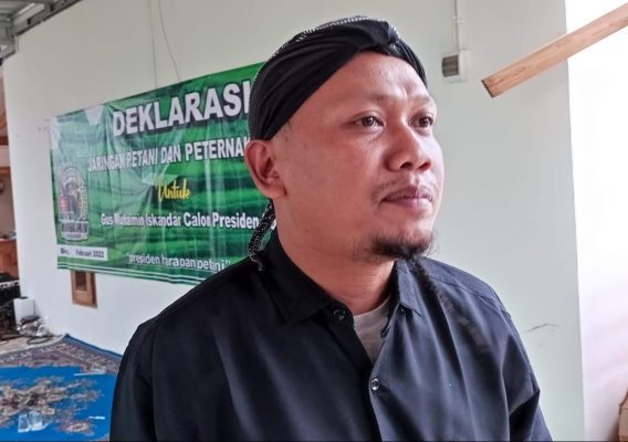 “Bukan hanya sector pertanian, komoditas-komoditas layaknya padi, jagung, palawija dan lain lain, tapi juga memanfaatkan lahan yang ada di pertanian kita kerjasamakan dengan perhutani. Ini kita coba inisiasikan agar petani lebih bisa berinovatif dan berimproviasi dengan keadaan,” terangnya.