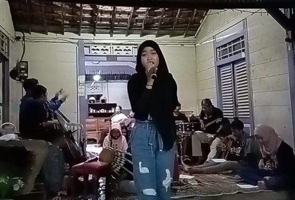 Siswa dari SMP Negeri 2 Blora berlatih musik keroncong untuk menumbuh kembangkan bakat dan potensi. Hal itu merupakan salah satu ekstrakulikuler yang ada di SMPN 2 Blora yaitu ekstra musik Keroncong Skacongdut.