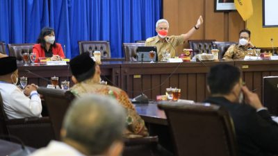 Gubernur Jawa Tengah, Ganjar Pranowo meminta warga tetap waspada terhadap lonjakan kasus omicron. Meski kasus omicron di Jateng tergolong rendah, sikap waspada tetap perlu digalakkan untuk mengantisipasi kemungkinan terburuk.