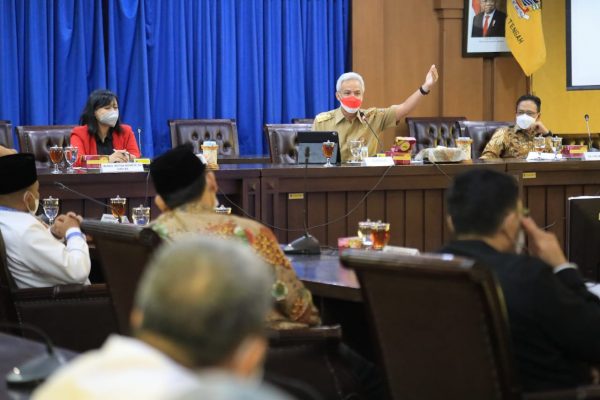 Gubernur Jawa Tengah, Ganjar Pranowo meminta warga tetap waspada terhadap lonjakan kasus omicron. Meski kasus omicron di Jateng tergolong rendah, sikap waspada tetap perlu digalakkan untuk mengantisipasi kemungkinan terburuk.