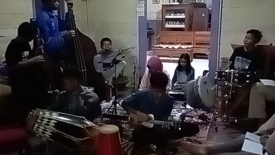 SMP DI BLORA INI LESTARIKAN MUSIK KERONCONG