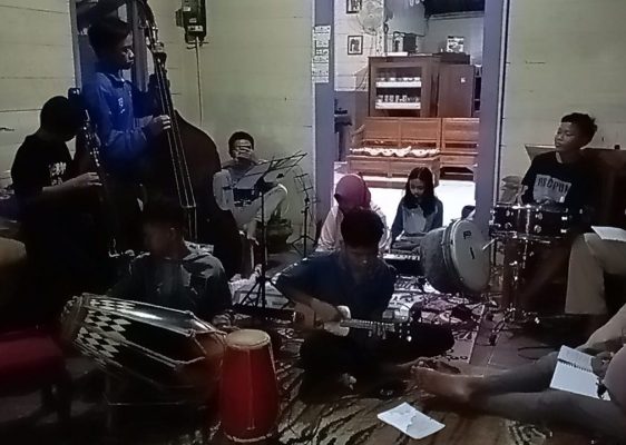 SMPN 2 Blora merupakan satu dari sekian banyak SMP-SMP yang ada di Kabupaten Blora. Menarik dari sekolahan itu adalah mempertahankan dan melestarikan budaya khususnya seni musik keroncong.
