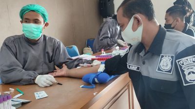 Seksi Dokter Dan Kesehatan, (Sidokkes Kepolisian Resor (Polres) Blora menggelar pemeriksaan kesehatan (rikkes) anggota Polres Blora dan PNS, Senin (07/02) di Aula Arya Guna Polres Blora.