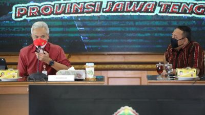 Wali Kota Tegal, Dedy Yon Supriyono melakukan audiensi dengan Gubernur Jawa Tengah, Ganjar Pranowo. Dedy menyampaikan kendala padatnya pelabuhan karena banyaknya kapal.