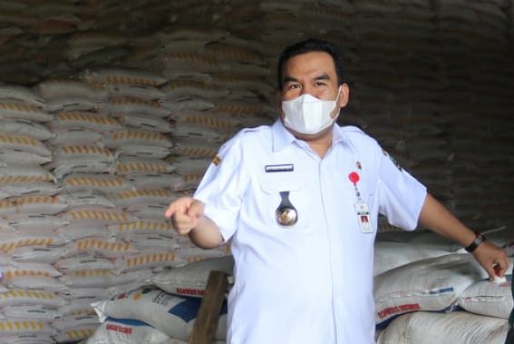 Harga pupuk bersubsidi harusnya dijual sesuai Harga Eceran Tertinggi (HET). Pemerintah Kabupaten Blora berencana membuat kanal pengaduan bagi petani yang dirugikan jika pupuk subsidi dijual di atas HET.