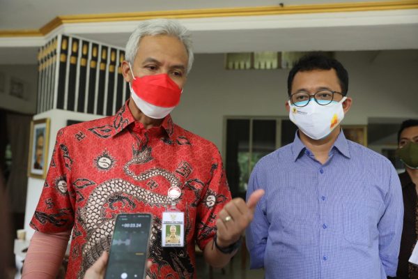 Gubernur Jawa Tengah, Ganjar Pranowo bertemu dengan anggota Komnas HAM, Beka Ulung Hapsara di rumah dinas Puri Gedeh, Semarang, Jumat (11/2). Pertemuan itu digelar dalam rangka penyelesaian masalah di Desa Wadas, Kecamatan Bener, Kabupaten Purworejo.