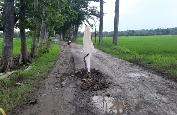 Blora – Ruas jalan Kabupaten menuju ke warung kopi santen Desa Jepangrejo rusak berat, akan segera dibangun pada tahun ini. Besaran anggaran untuk perbaikan jalan sepanjang 2.300 meter senilai Rp2,5 miliar.