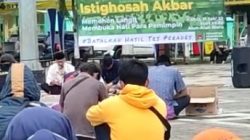 Demi menuntut pembatalan hasil seleksi Perangkat Desa (Perades) di Kabupaten Blora, puluhan warga mengelar istighosah di alun-alun Blora. Dilakukan karena ada dugaan kecurangan dalam seleksi.