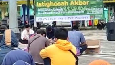 Demi menuntut pembatalan hasil seleksi Perangkat Desa (Perades) di Kabupaten Blora, puluhan warga mengelar istighosah di alun-alun Blora. Dilakukan karena ada dugaan kecurangan dalam seleksi.