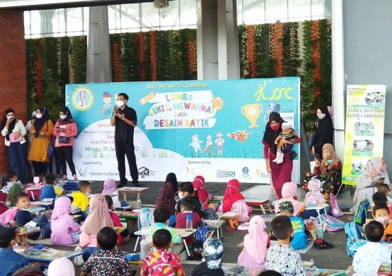 Selain melayani penerbangan, Bandar Udara (Bandara) Ngloram juga dirancang sebagai tempat edukasi bagi masyarakat. Hampir setiap hari bandara tersebut ada kunjungi study banding dari sekolahan.