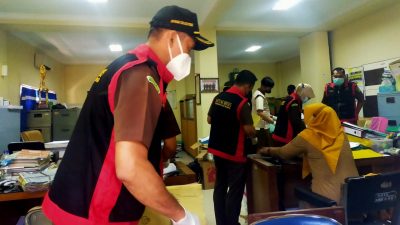 Sidang putusan Tiga terdakwa kasus dugaan pungli di Pasar Cepu ditunda kemarin. Alasannya berkas putusan belum siap. Hal ini diketahui dalam sidang ke 24 di Pengadilan Negeri Semarang kemarin.