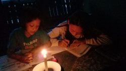 Dua orang pelajar di Jepon terpaksa belajar gelap-gelapan dan hanya mengandalkan lilin sebagai penerang. Kedua pelajar tersebut adalah Adinda Kirana kelas 1 SDN 5 Jepon dan Karinia Putri Kelas 7c SMPN 1 Jepon.