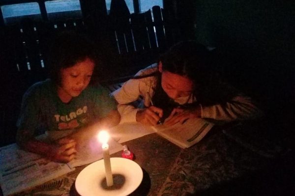 Dua orang pelajar di Jepon terpaksa belajar gelap-gelapan dan hanya mengandalkan lilin sebagai penerang. Kedua pelajar tersebut adalah Adinda Kirana kelas 1 SDN 5 Jepon dan Karinia Putri Kelas 7c SMPN 1 Jepon.