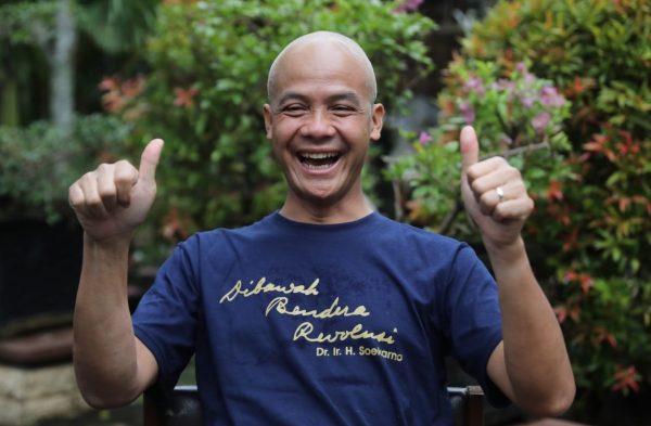 Peringati Hari Kanker Anak Sedunia, Gubernur Jawa Tengah Ganjar Pranowo tepati janjinya cukur gundul pada Senin (28/2). Hal itu dilakukan sebagai bentuk dukungan terhadap anak-anak pejuang kanker di dunia.