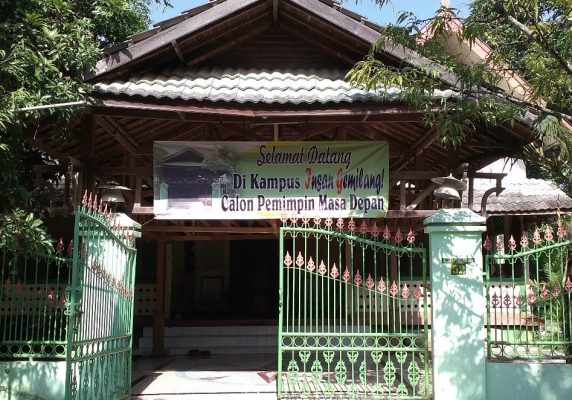 Sebanyak 28 santri juga pelajar di SMP Insan Gemilang Plus, Pondok Pesantren Insan Gemilang Blora positif covid-19, setelah Dinas Kesehatan Kabupaten Blora melakukan tracing dengan tes swab antigen, Jumat (04/02).