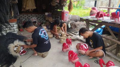 Akibat sepi pentas, pelaku seni Barong banting setir. Yaitu membuat kesenian barongan. Seperti yang dilakukan oleh Group Seni Barong Taruna Adi Joyo di Desa Tempellemahbang, Kecamatan Jepon, Blora.