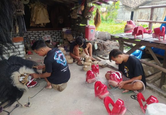 Akibat sepi pentas, pelaku seni Barong banting setir. Yaitu membuat kesenian barongan. Seperti yang dilakukan oleh Group Seni Barong Taruna Adi Joyo di Desa Tempellemahbang, Kecamatan Jepon, Blora.