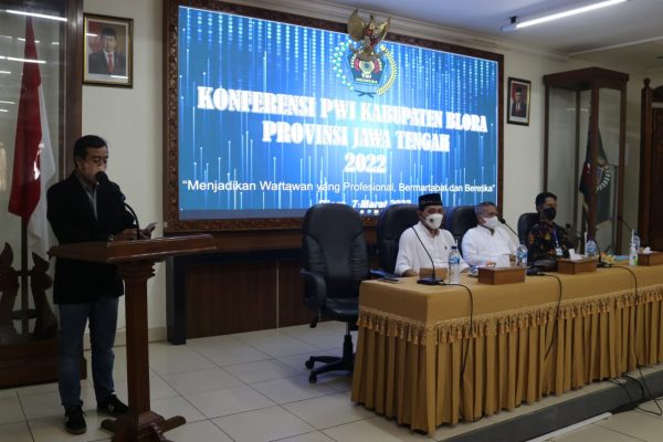 "Blora juga dikenal dengan Budaya barongan; pertunjukkannya pun selalu jadi tontonan; Konferensi PWI Blora bukan ajang perpecahan; namun dilaksanakan untuk mempererat persatuan," ucapnya.