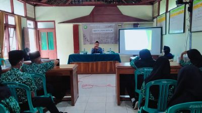 Mahasiswa Kuliah Kerja Nyata (KKN) Sekolah Tinggi Agama Islam (STAI) Al Muhammad Cepu menggelar penyuluhan kepada pelajar di Balai Desa Wado, Kecamatan Kedungtuban, Kabupaten Blora tentang pernikahan dini agar tidak menyesal di kemudian hari.