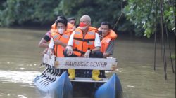 Gubernur Jawa Tengah, Ganjar Pranowo menikmati keasrian kawasan mangrove center Graha Indah yang berada di Kelurahan Candi Indah, Kecamatan Balikpapan Utara, Kota Balikpapan, Kalimantan Timur. Ia menyusuri menggunakan perahu.