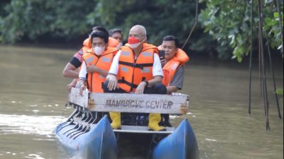 GANJAR NIKMATI KEASRIAN KAWASAN MANGROVE