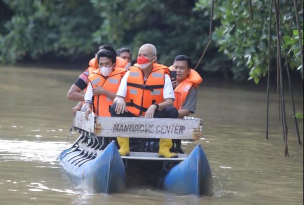 Gubernur Jawa Tengah, Ganjar Pranowo menikmati keasrian kawasan mangrove center Graha Indah yang berada di Kelurahan Candi Indah, Kecamatan Balikpapan Utara, Kota Balikpapan, Kalimantan Timur. Ia menyusuri menggunakan perahu.