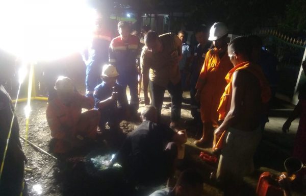Ratusan warga Kecamatan Sambong, Kabupaten Blora "panen" minyak mentah yang mengalir di selokan, Selasa (15/3) sekira pukul 15.10. Diduga minyak mentah tersebut berasal dari pipa distribusi minyak milik Pertamina yang bocor.