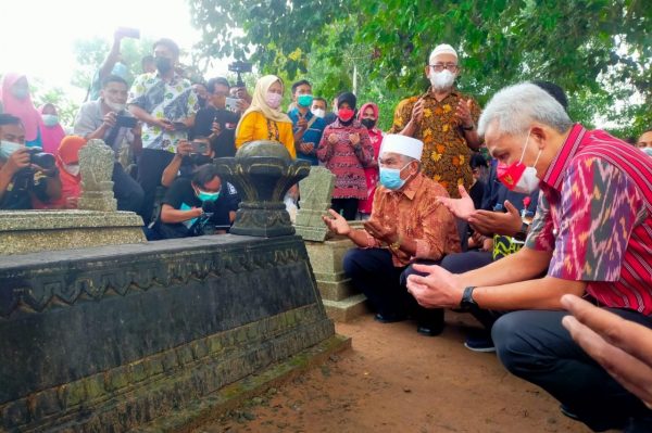 Gubernur Aceh Nova Iriansyah beserta istri menyatakan dukungan pengusulan Potjut Meurah Intan sebagai Pahlawan Nasional dari Aceh yang kini dimakamkan di Blora. Hal ini disampikan saat bertandang ke Pendopo Rumah Dinas Bupati Blora, Rabu (16/3) malam. Kedatangannya sekaligus untuk menjalin silahturahmi dengan Pemkab Blora.