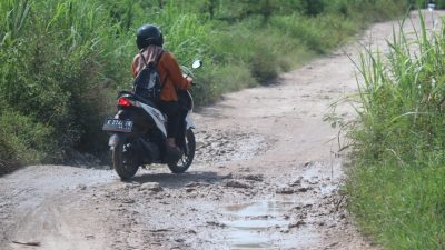 Kepala Desa Tanggel, Sumaryanto wadul Bupati Arief Rohman dan Wakil Bupati Tri Yuli Setyowati soal jalan rusak di desanya hari ini. Keluhan itu disampaikan saat pelaksanaan Program Blora Menyapa di Desa Tanggel, Kecamatan Randublatung.