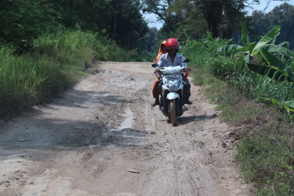 Akses Jalan Tanggel menuju Banjarejo memprihatinkan. Harapannya, ke depan bisa dibuka dan layak untuk dilalui. Hal ini disampaikan Bupati Arief Rohman saat pelaksanaan Program Blora Menyapa di Desa Tanggel, Kecamatan Randublatung hari ini.