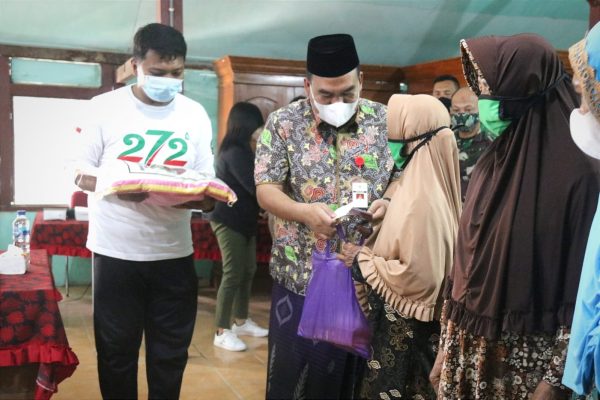 Sebanyak 50 warga kurang mampu di Desa Tanggel, Kecamatan Randublatung, Blora menerima bantuan sembako hari ini. Bantuan diserahkan langsung oleh Bupati Arief Rohman dan Wakil Bupati Tri Yuli Setyowati. Tepatnya saat pelaksanaan Program Blora Menyapa di Desa Tanggel, Kecamatan Randublatung.