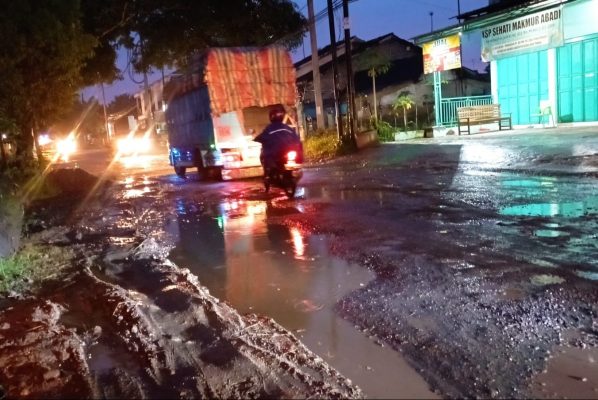 Pemerintah Provinsi Jawa Tengah menyediakan kanal aduan jalan rusak melalui Aplikasi Jalan Cantik. 1.871,860 Km berhasil mulus dari total jalan provinsi per (19/3) mencapai 2.404,741 km.