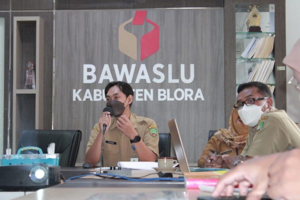 Jajaran staf Badan Pengawas Pemilu (Bawaslu) Kabupaten Blora mengikuti bimbingan teknis (bimtek) pengelolaan penatausahaan kearsipan, bertujuan untuk memberikan pemahaman dan bimbingan tentang standar ketatausahaan dan kearsipan.