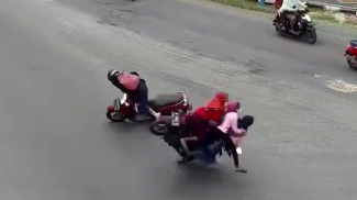 Video tabrakan antar sepeda motor di Cepu ramai jadi perbincangan publik. Pasalnya, satu dari motor itu dikendarai 3 cewek remaja tanpa memakai helm. Ironisnya, laka terjadi karena terobos lampu merah.