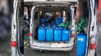 POLISI RINGKUS TIGA PENGEDAR MIRAS DI JATI BAWA 900 LITER