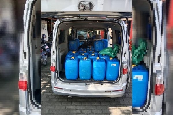 Kepolisian Sektor (Polsek) Jati Polres Blora berhasil meringkus tiga pelaku pengedar minum minuman keras jenis arak jawa sebanyak 900 liter di kawasan jalan Doplang-Randublatung, Rabu (16/3).